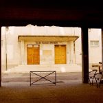 View of Ecole Amédée Pichot in Arles, France, framed by an archway.